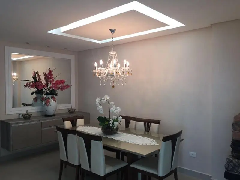 Forro decorativo com spots de LED em residência