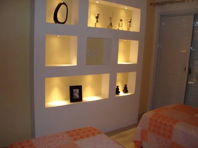 Moldura em gesso para espelho com iluminação