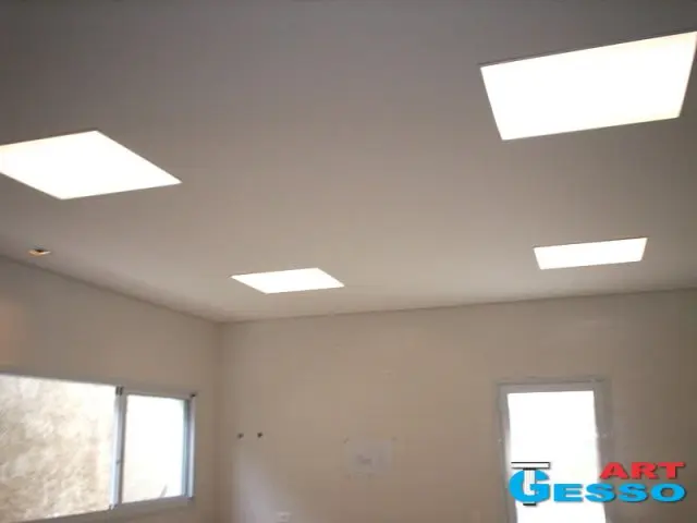 Projeto de gesso em Guarujá - sala de TV com isolamento acústico