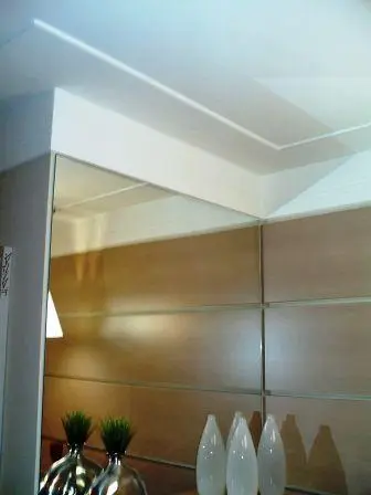 Nicho iluminado em corredor com drywall