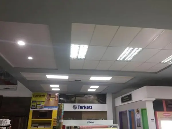 Sanca iluminada em escada com pé-direito duplo