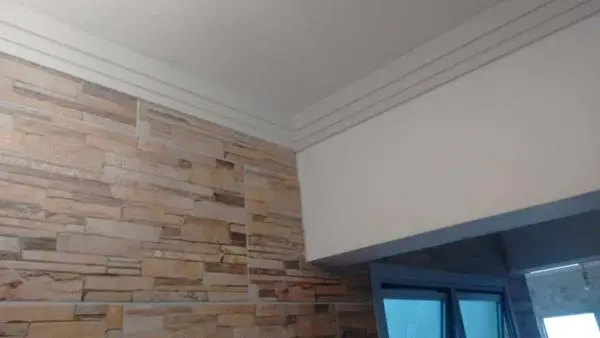 Teto em gesso com cúpula decorativa e lustre